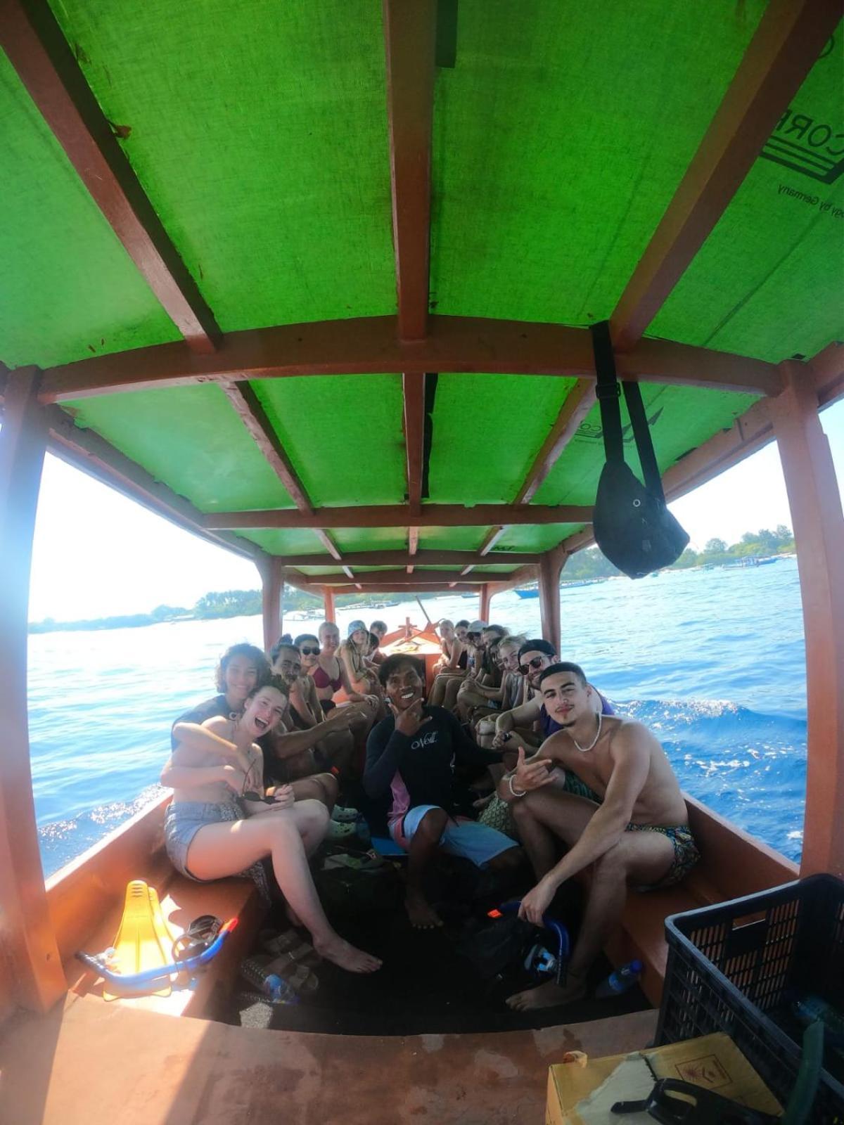 Homestay Gili Mesari & *