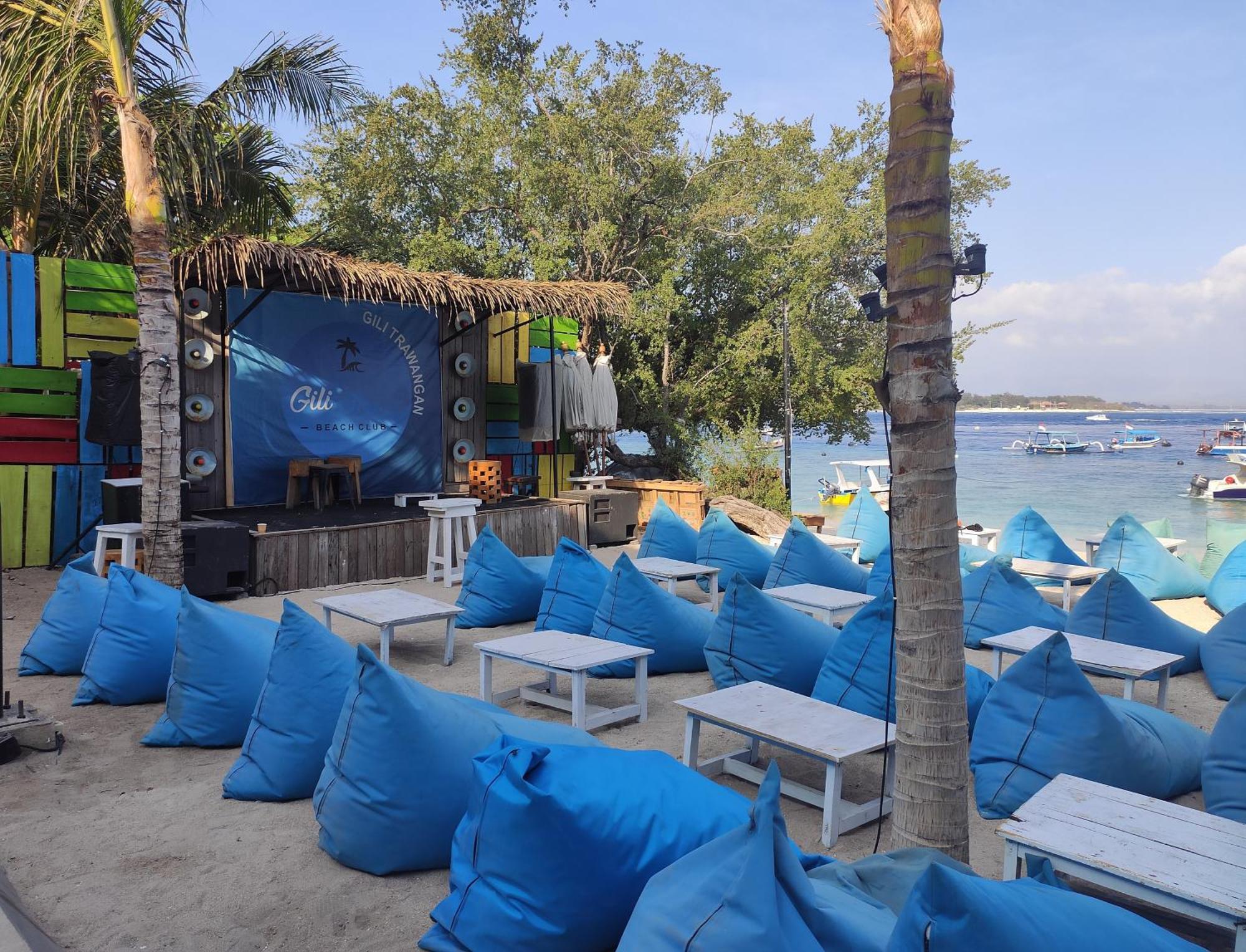 Gili Mesari & *