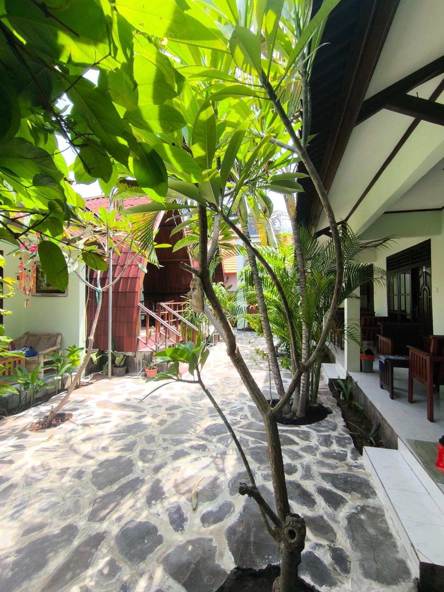 Homestay Gili Mesari & *